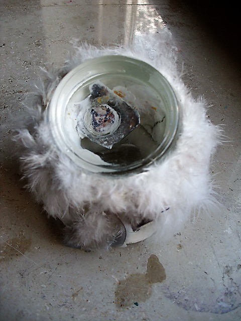 Modelliermasse, Glas, Papier, Federn, 6x6x7,  2017