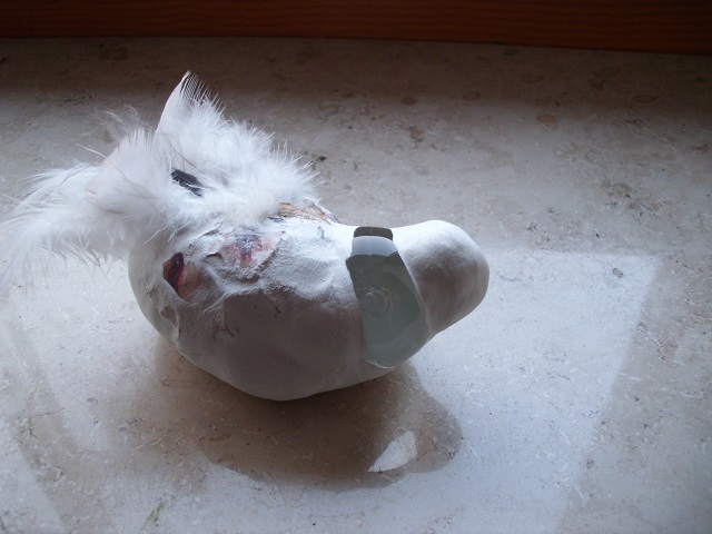 Modelliermasse, Glas, Papier, Federn, 10x5x4, 2017